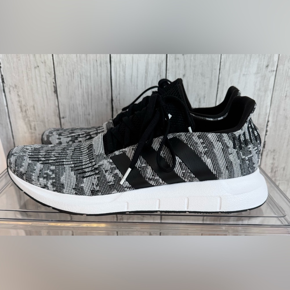 Mens Adidas Swift Run sneaker- size 11.5